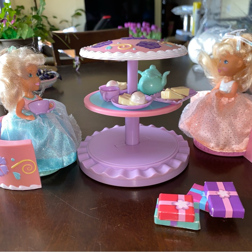 4 Original Cupcake Surprise Dolls + Birthday Play Set